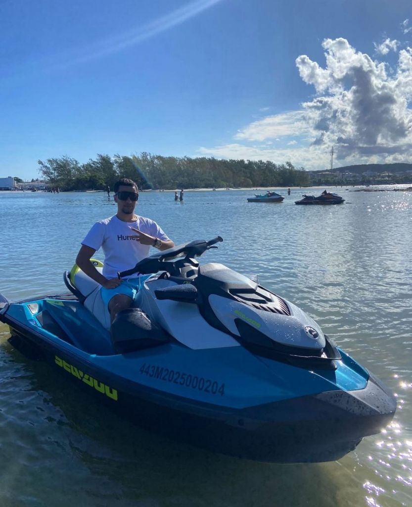 Turista pilotando Jet Ski nas águas cristalinas de Cabo Frio