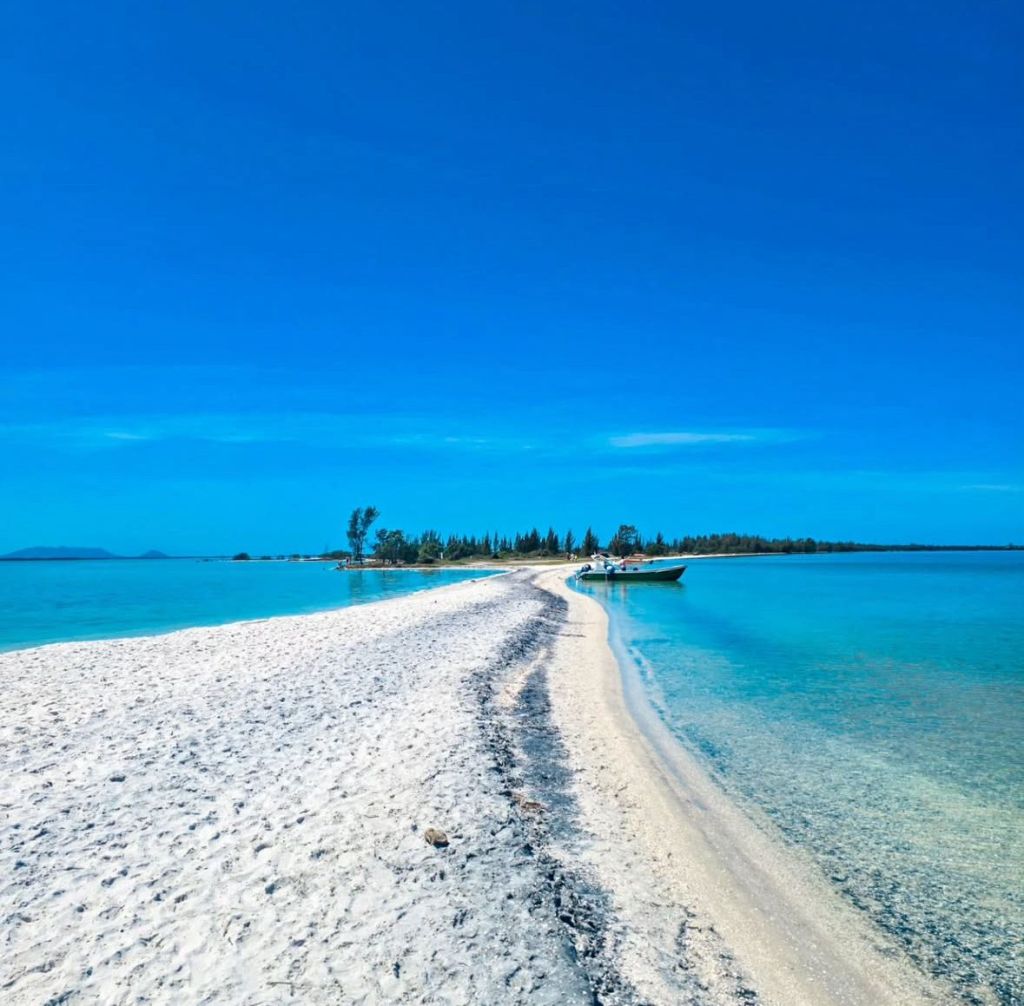 Caminho de areia na Ponta da Alcaíra, Arubinha, Arraial do Cabo RJ