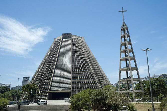 Catedral Metropolitana do Rio de Janeiro, arquitetura icônica visitada no City Tour