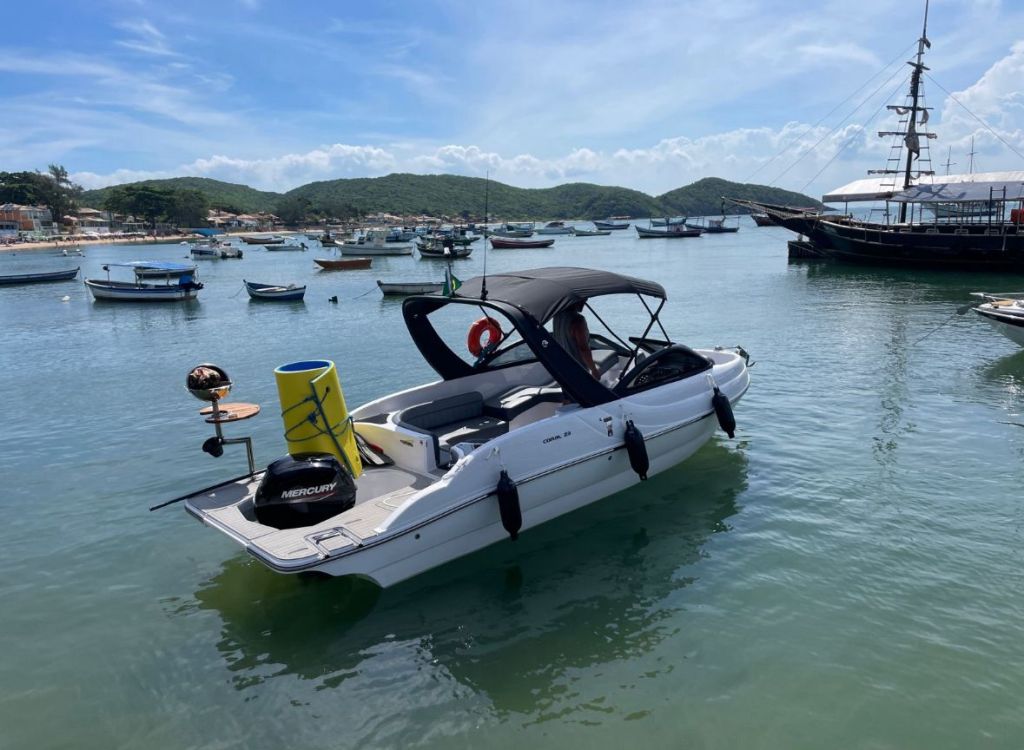 Lancha Coral23 24 pés em Búzios vista lateral sobre a água