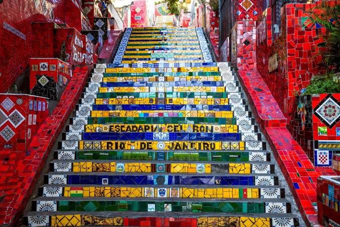 Escadaria Selarón, ponto turístico colorido e artístico no City Tour pelo Rio de Janeiro