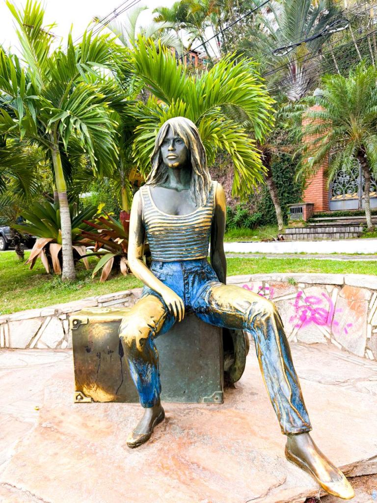 Estátua de Brigitte Bardot na Orla de Búzios