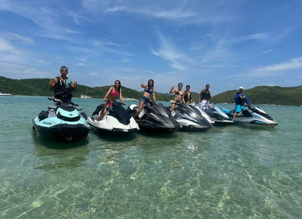 Vários Jet Skis reunidos com turistas no mar de Cabo Frio