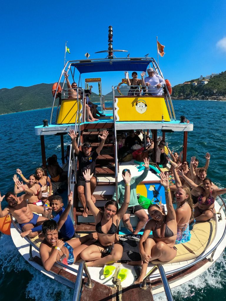 Passeio de barco em Arraial do Cabo com rodada dupla de caipirinha, paradas para mergulho e dois andares