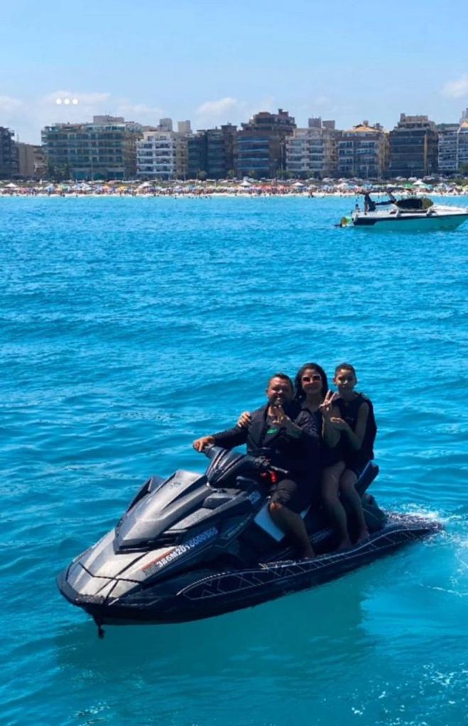 Grupo curtindo passeio de Jet Ski em Cabo Frio com águas cristalinas