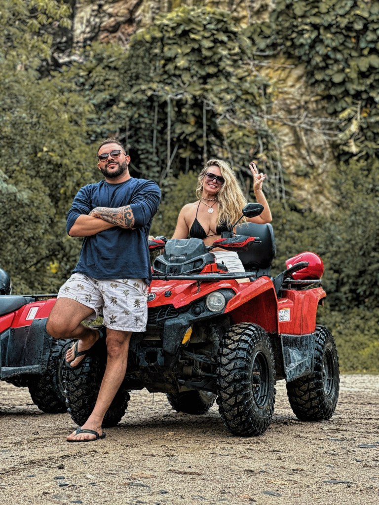 Casal pilotando quadriciclo em Arraial do Cabo durante passeio guiado
