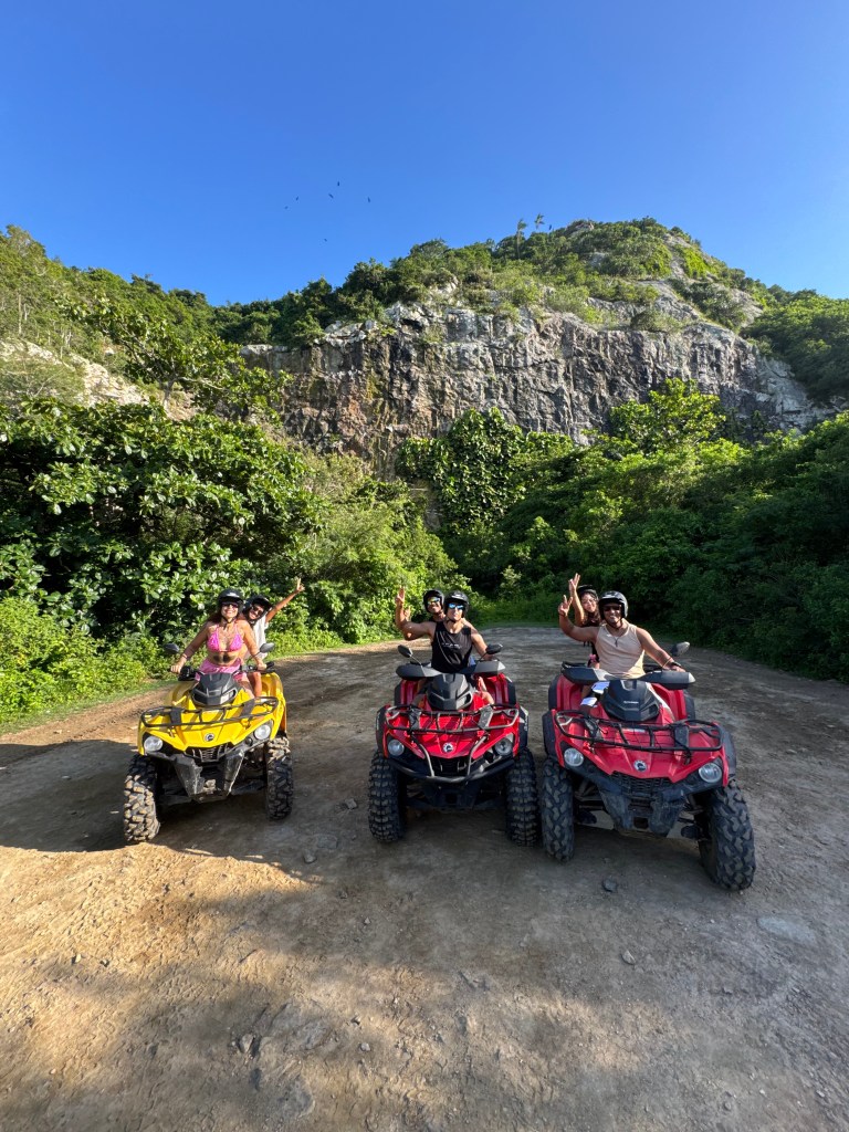 Grupo de quadriciclos no passeio em trilhas de Arraial do Cabo