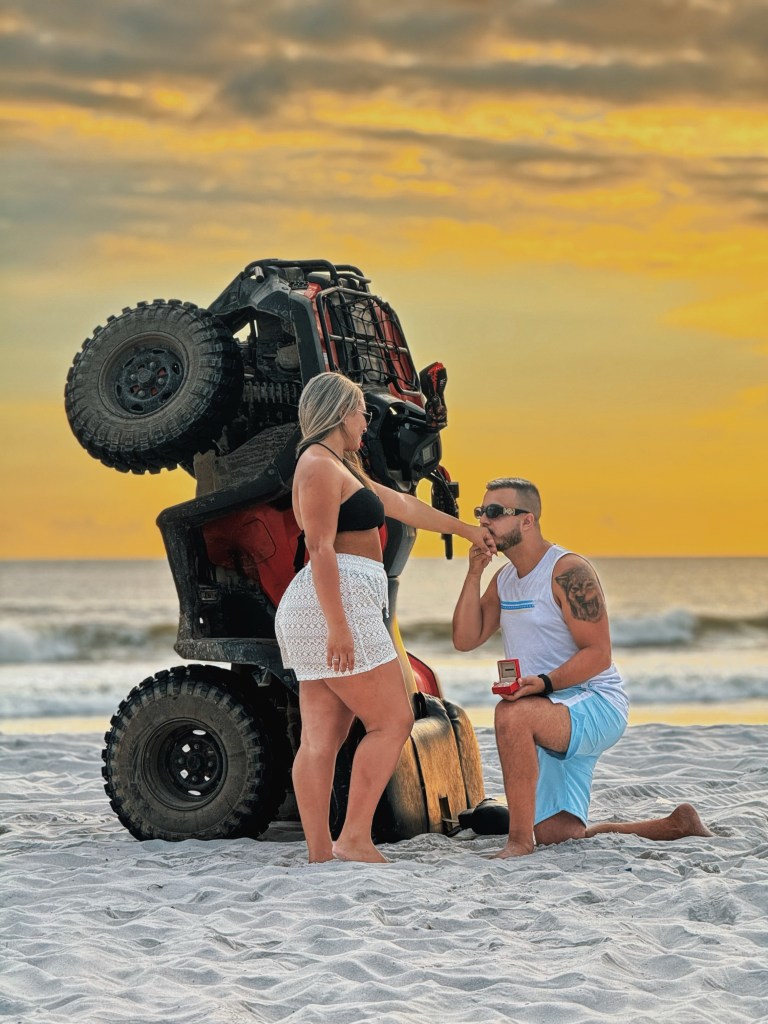 Casal pilotando quadriciclo em Arraial do Cabo durante passeio guiado

