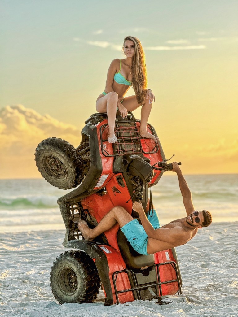 Casal pilotando quadriciclo em Arraial do Cabo durante passeio guiado

