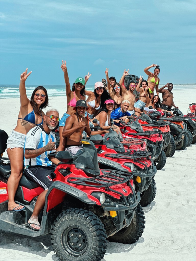 Grupo de quadriciclos no passeio em trilhas de Arraial do Cabo
