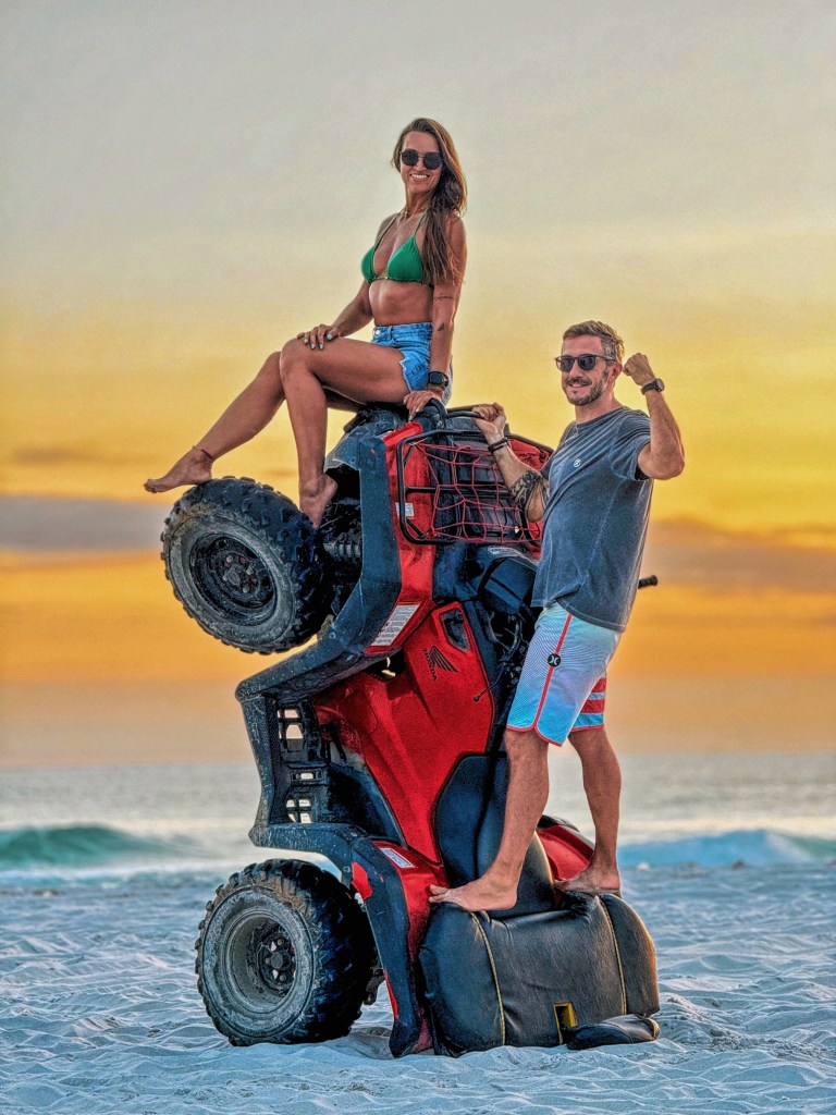 Casal pilotando quadriciclo em Arraial do Cabo durante passeio guiado

