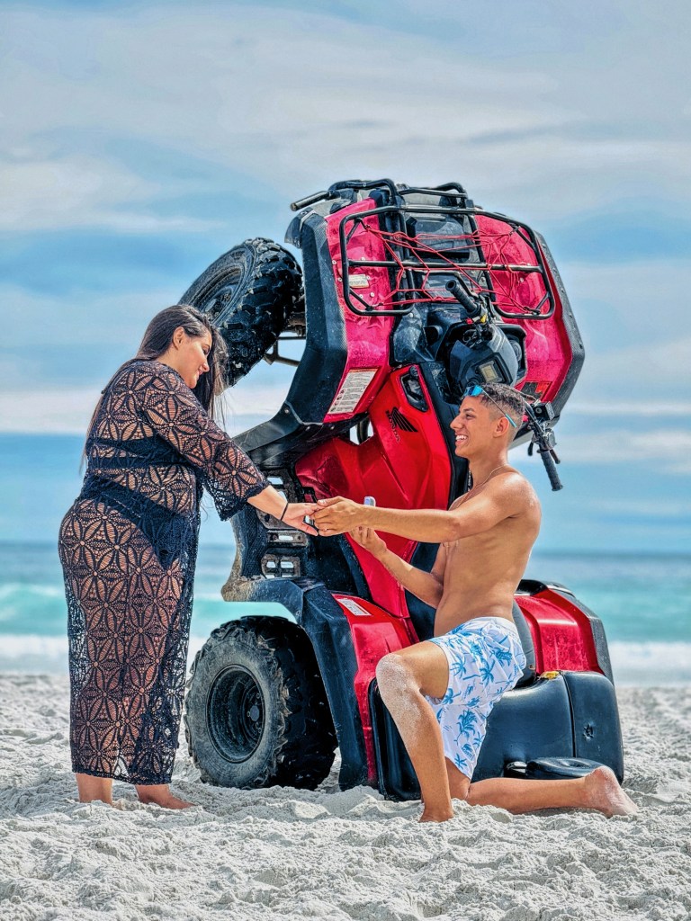 Casal pilotando quadriciclo em Arraial do Cabo durante passeio guiado

