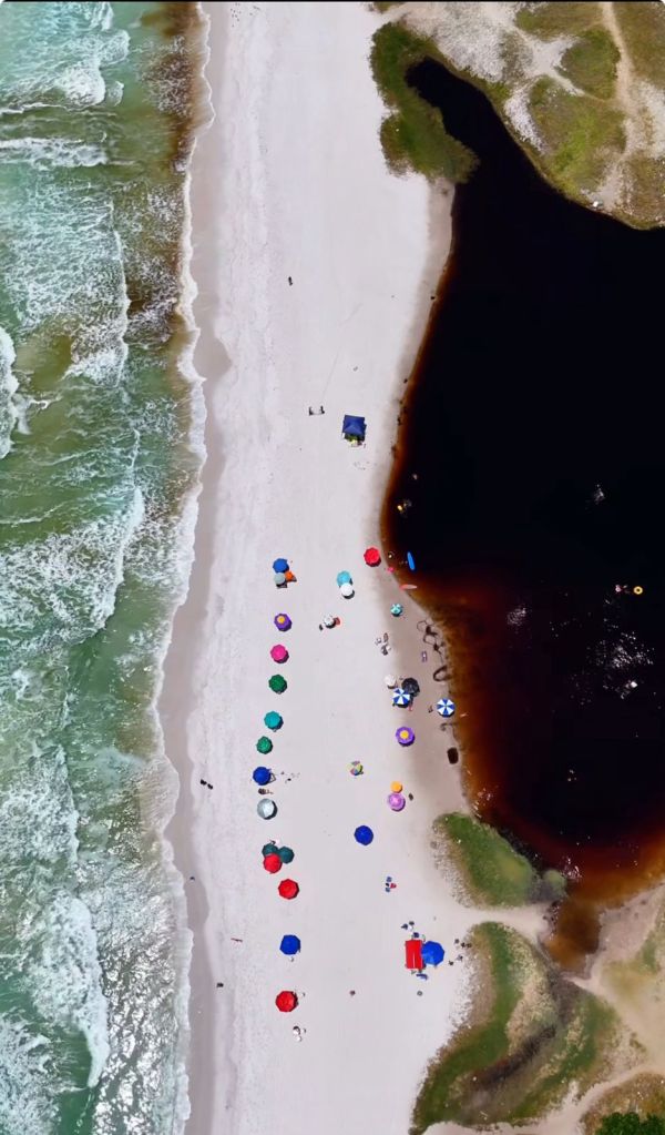  Lagoa Vermelha com águas cristalinas, parada para banho no passeio de buggy em Arraial do Cabo