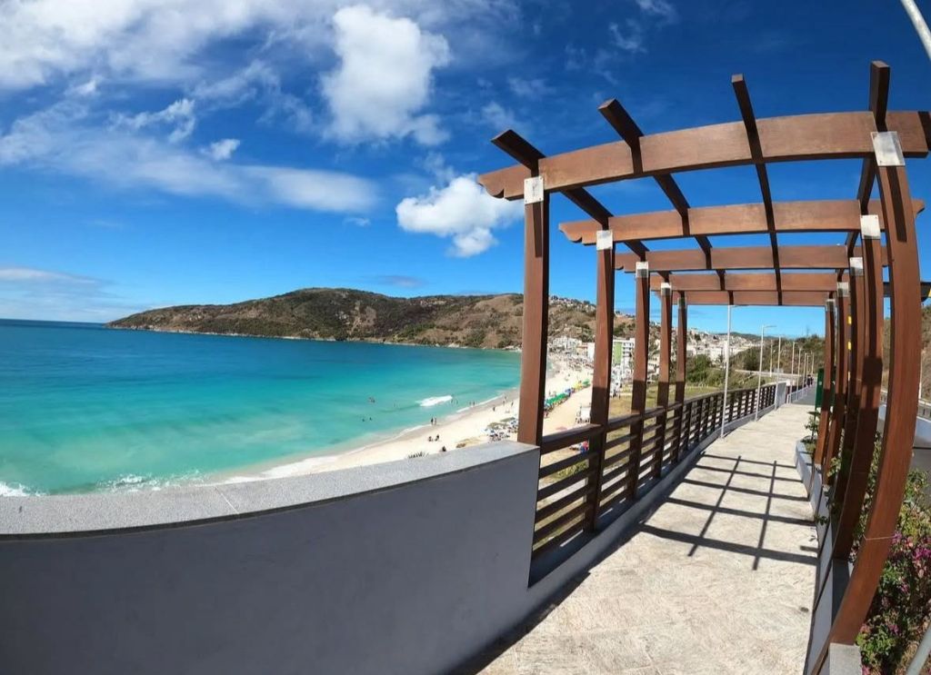 Vista panorâmica do Mirante da Prainha em Arraial do Cabo durante passeio de buggy