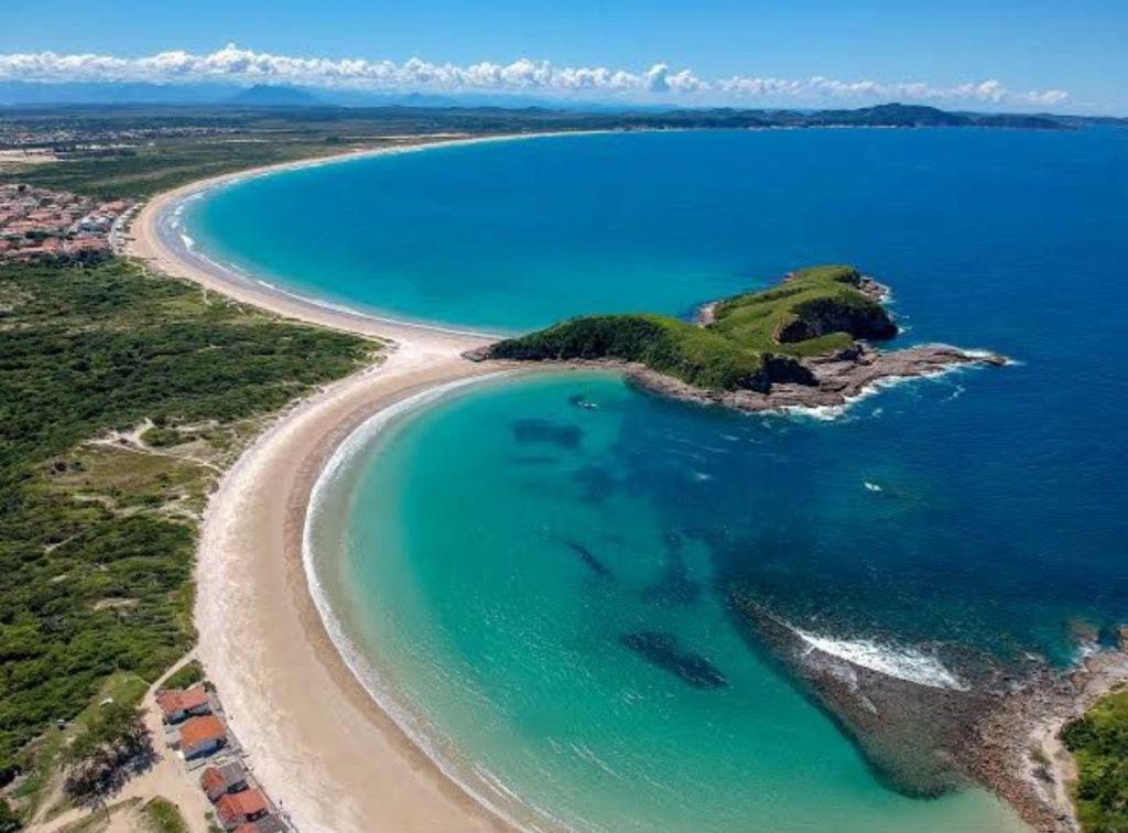 Encontro das praias das Conchas e do Peró, com mar azul e paisagem paradisíaca em Cabo Frio