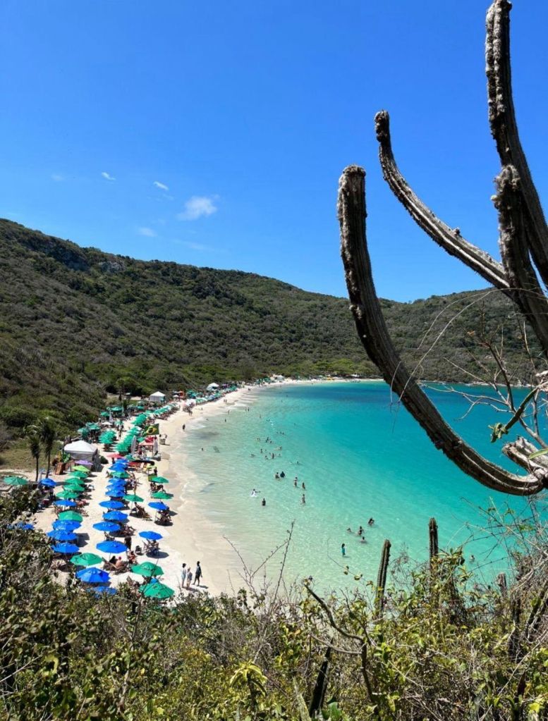 Enseada da Praia do Forno, ponto de parada no passeio de barco em Arraial do Cabo
