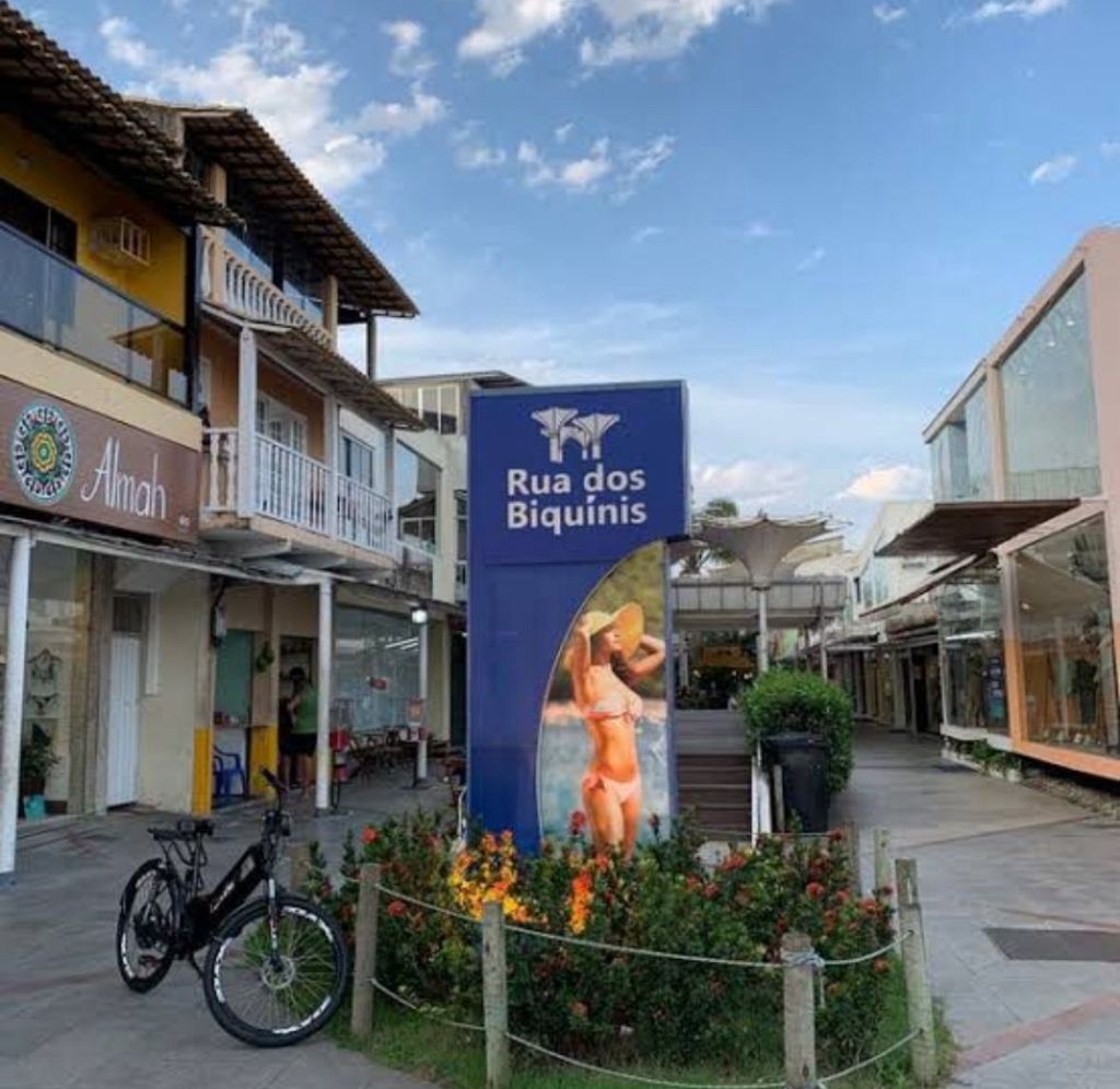 Entrada da Rua dos Biquínis em Cabo Frio, com lojas especializadas em moda praia