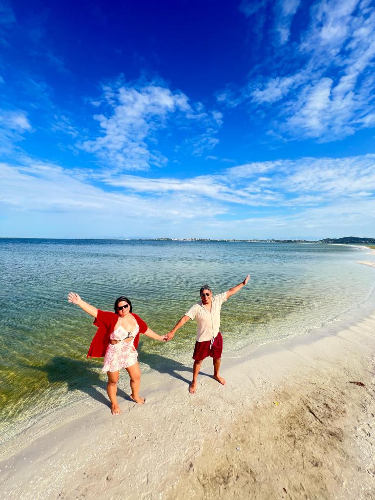 Clientes aproveitando o passeio de buggy em Arubinha em Arraial do Cabo com belas paisagens