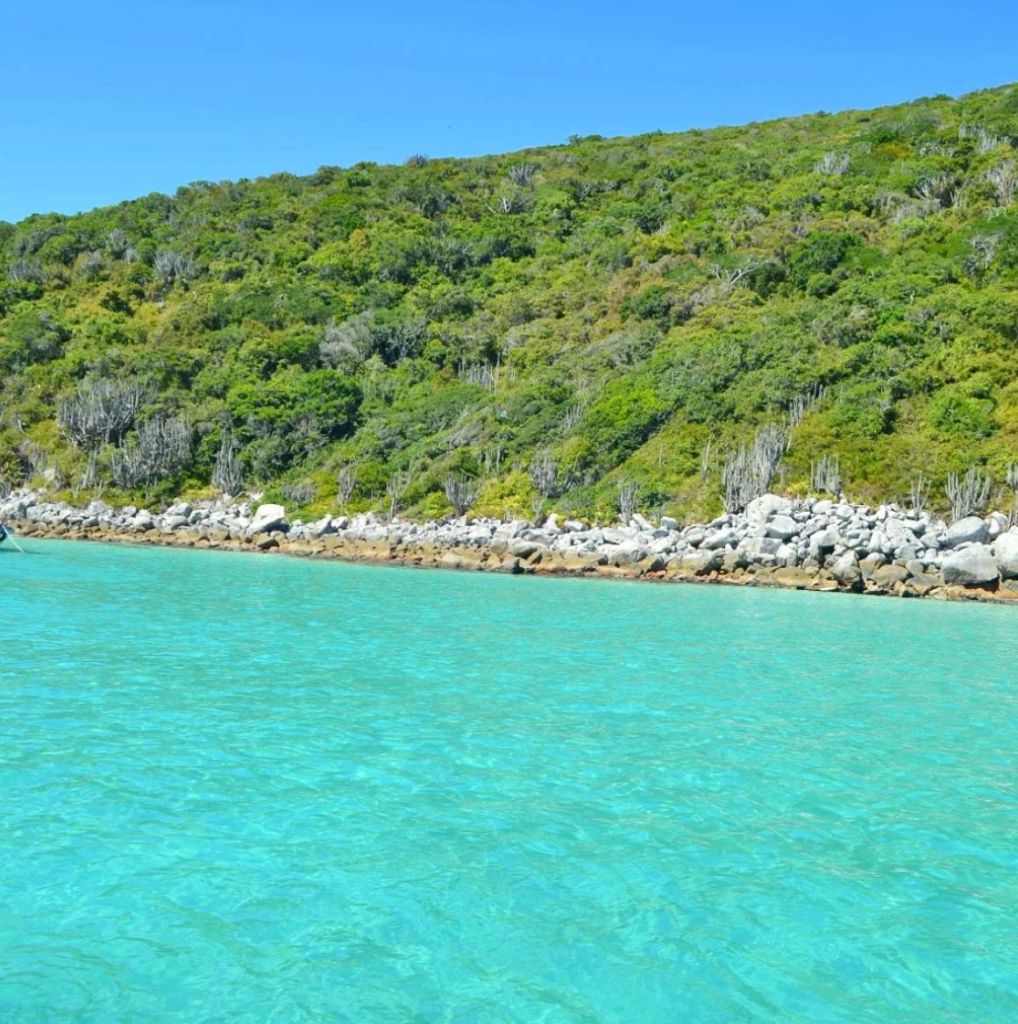 Enseada do Guriri, uma das paisagens visitadas no passeio de barco em Arraial do Cabo