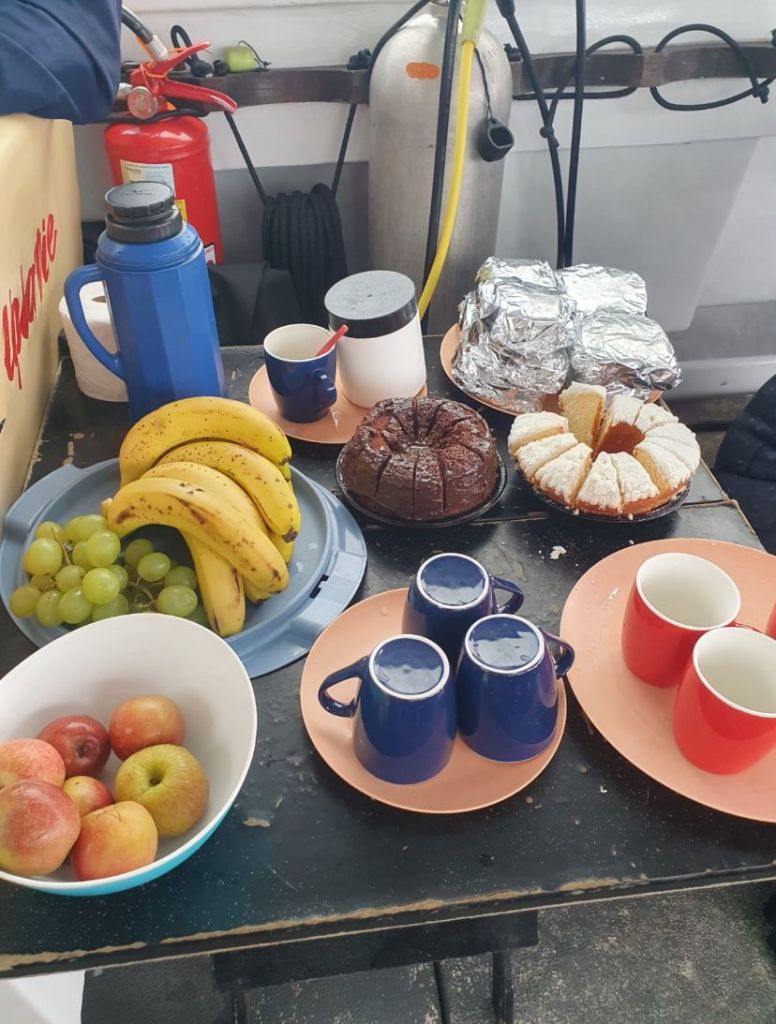 Passeio de barco com lanche e parada para mergulho em Cabo Frio