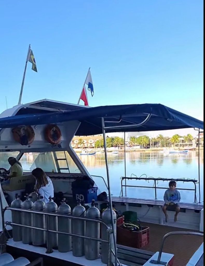 Mergulhador explorando os melhores pontos de mergulho em Cabo Frio

