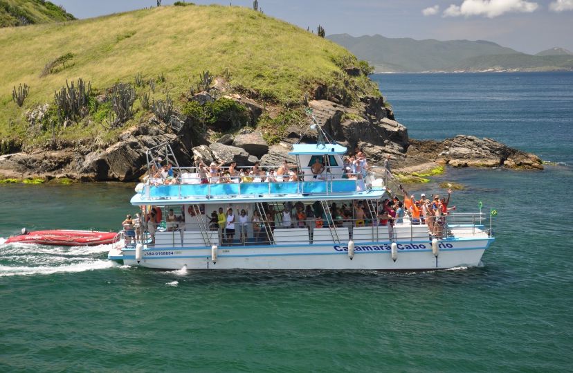 Catamarã próximo à Praia Brava em Cabo Frio