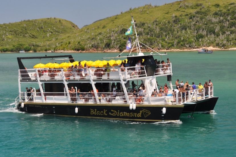 Catamarã em Cabo Frio navegando