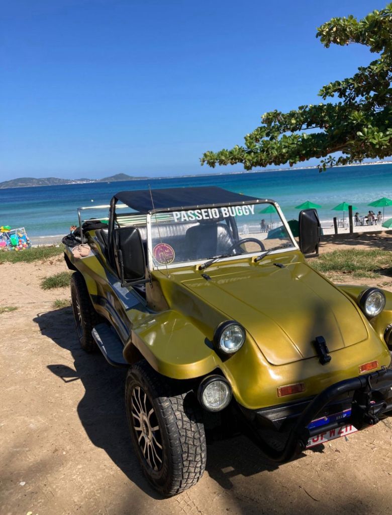 Buggy estacionado próximo ao mar em Cabo Frio com vista paradisíaca