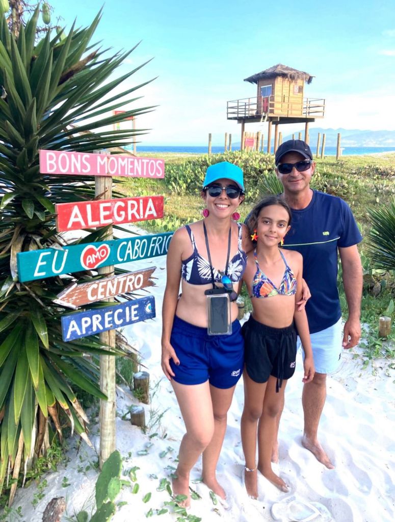 Turistas em Cabo Frio com placas coloridas de boas-vindas