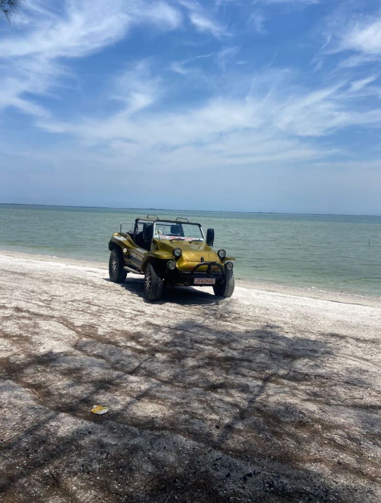 Buggy estacionado na areia da Praia do Forte em Cabo Frio