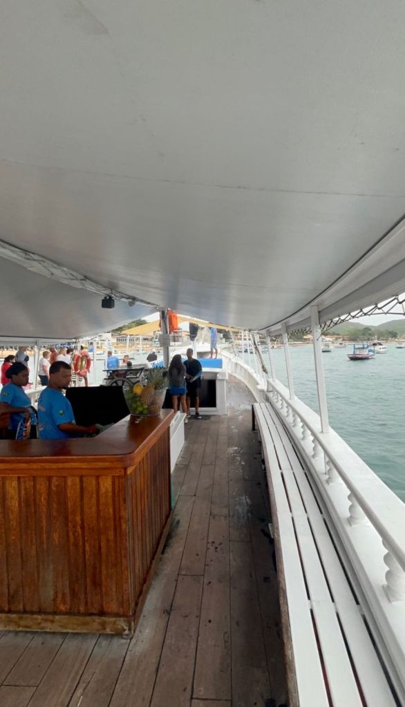 Área interna da escuna com bar e bancos laterais em Búzios