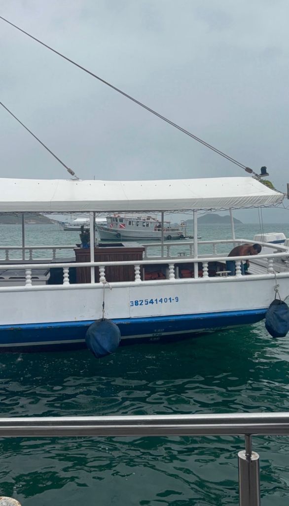 Escuna ancorada em Búzios pronta para passeio