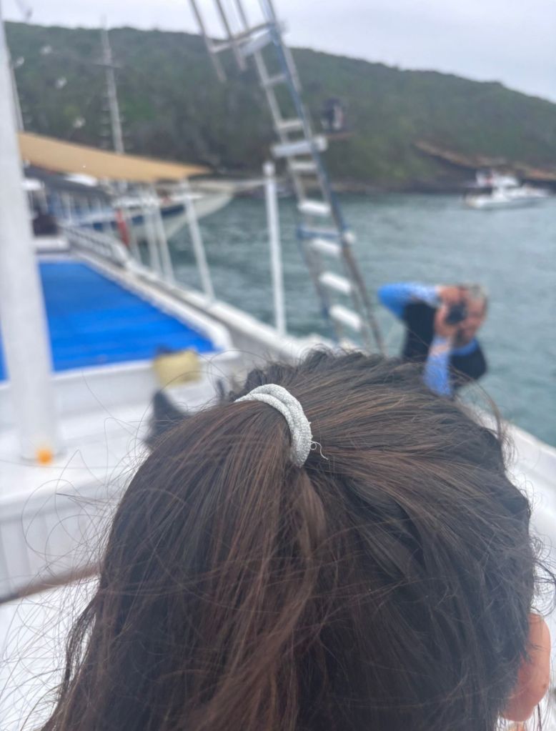 Turistas a bordo da escuna em Búzios se preparando para o passeio