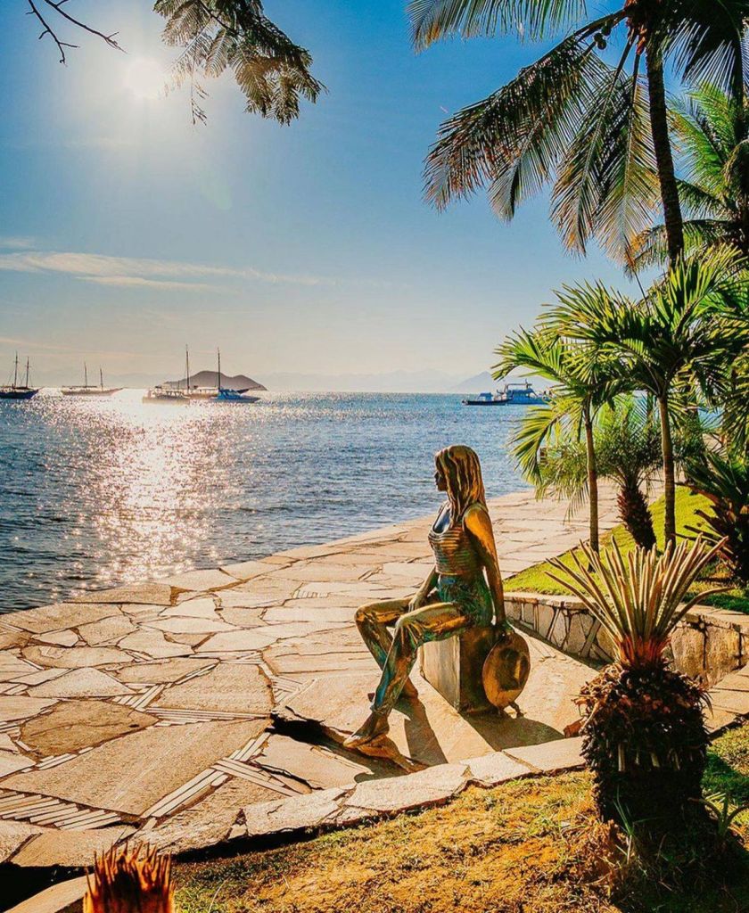 Orla Bardot ao entardecer em Búzios