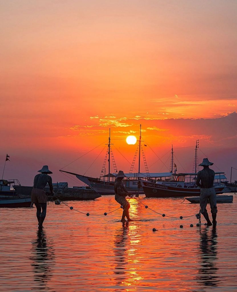 Estátua dos Pescadores na Orla Bardot em Búzios