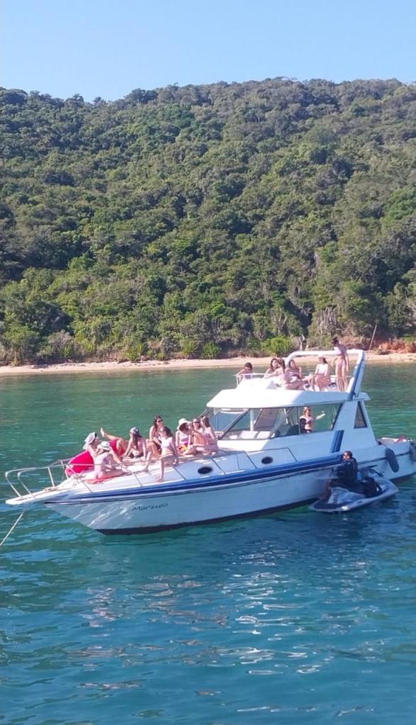 Grupo de amigos festejando em lancha em Búzios