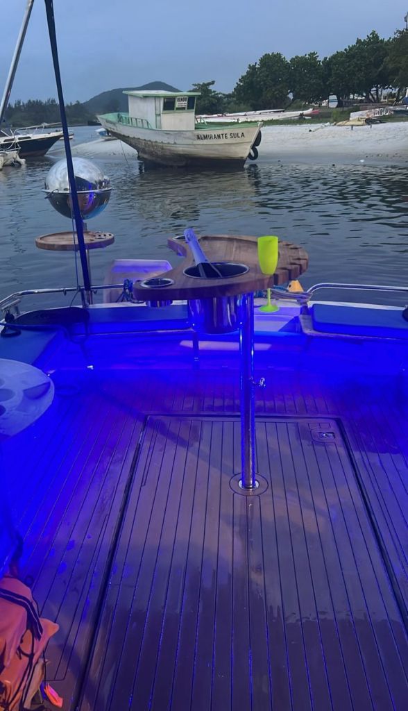 Iluminação azul na área de lazer da lancha SEAGULL I à noite