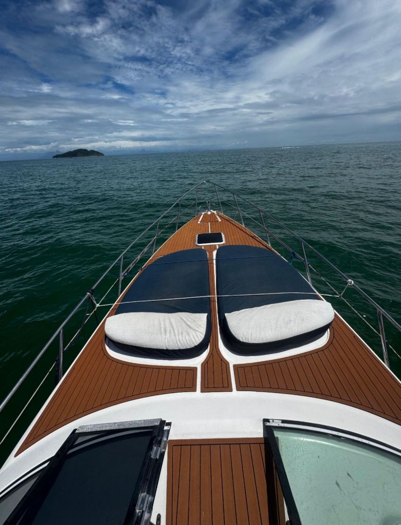 Vista aérea da proa da lancha com almofadas para banho de sol