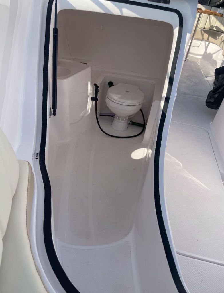 Banheiro interno da Lancha Coral 26 pés em Búzios