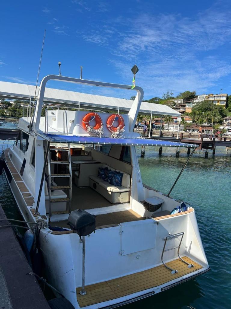 Traseira da lancha com escada de acesso ao mar em Búzios