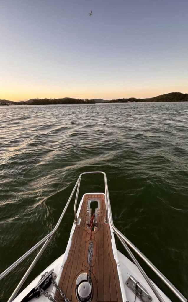 Vista frontal do passeio de lancha em Cabo Frio ao pôr do sol