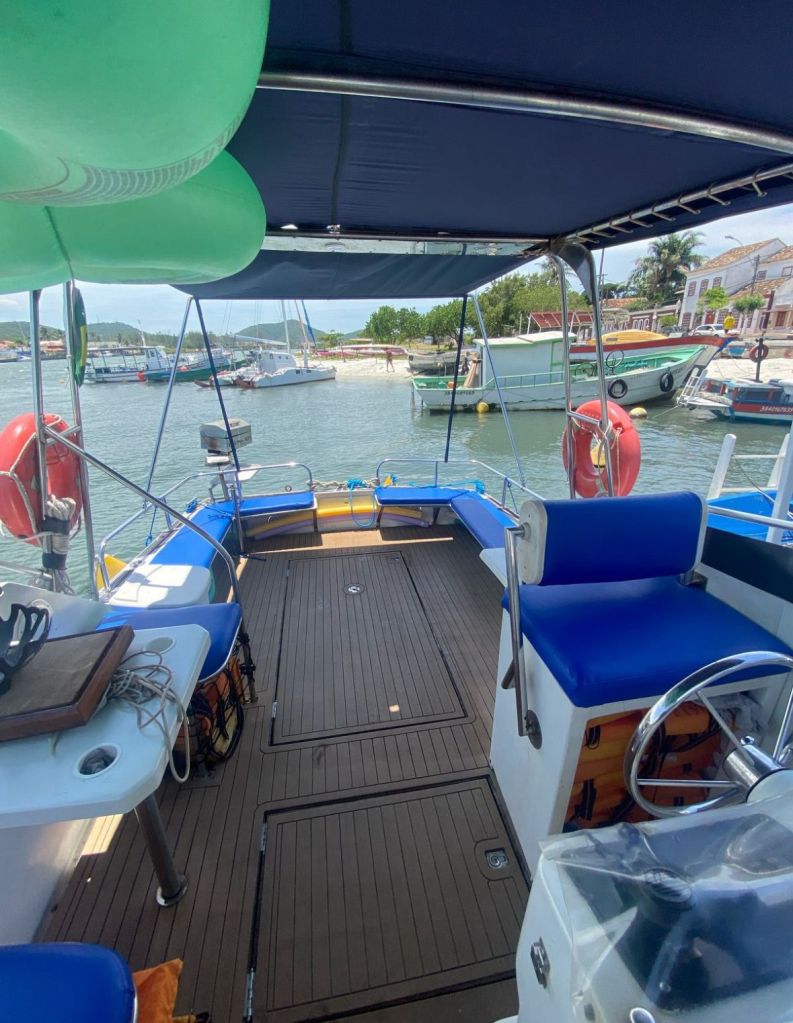 Área coberta com bancos e decoração na lancha SEAGULL I