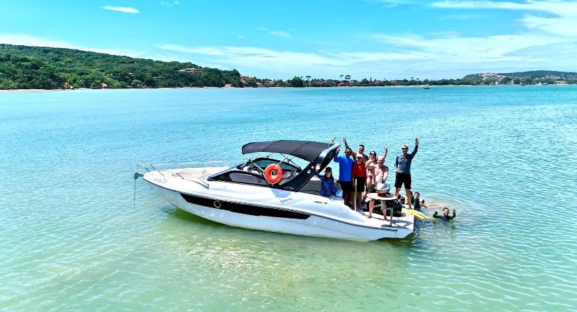 Embarque na Lancha Coral 26 pés no pier da Praia da Armação