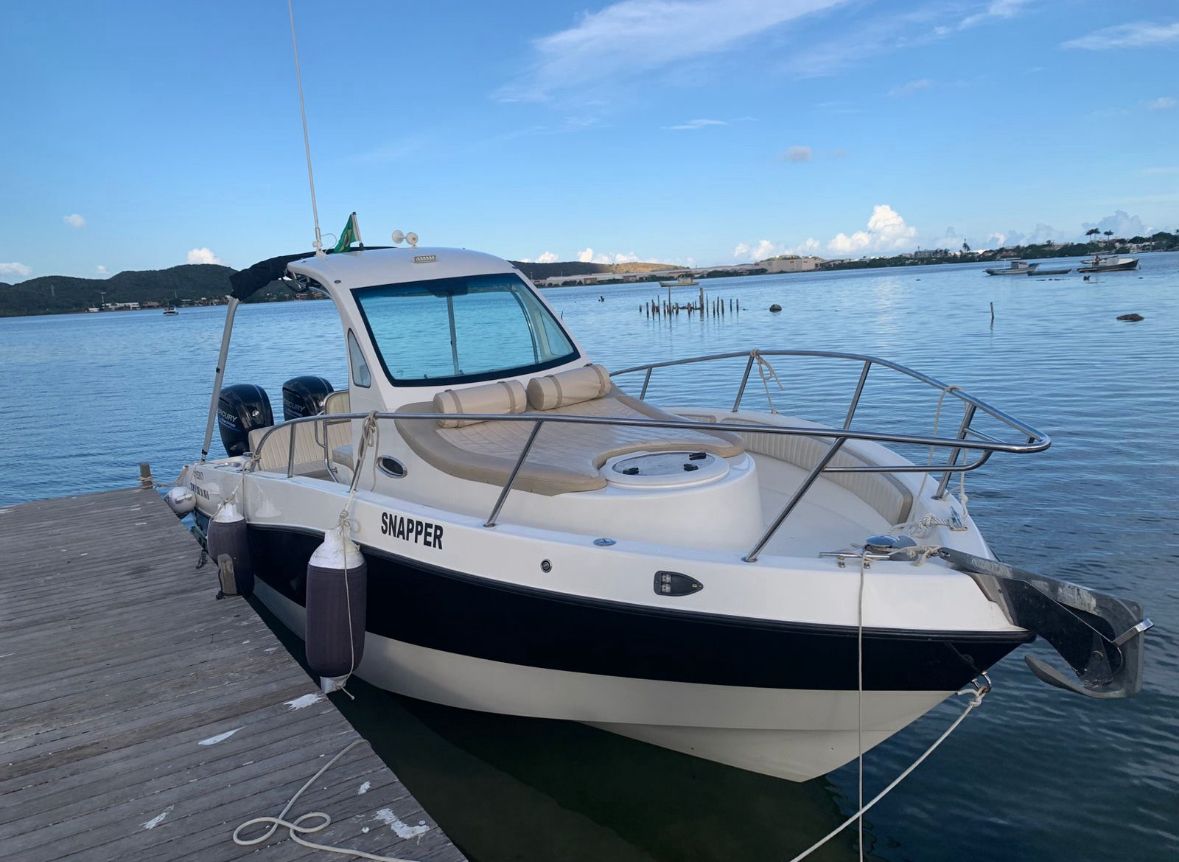 Lancha Top Fish 24 pés atracada em Cabo Frio com visual elegante