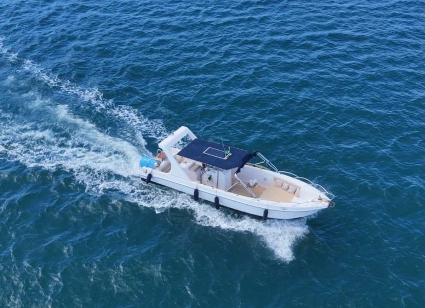 Lancha CF 34 pés em movimento no mar de Búzios