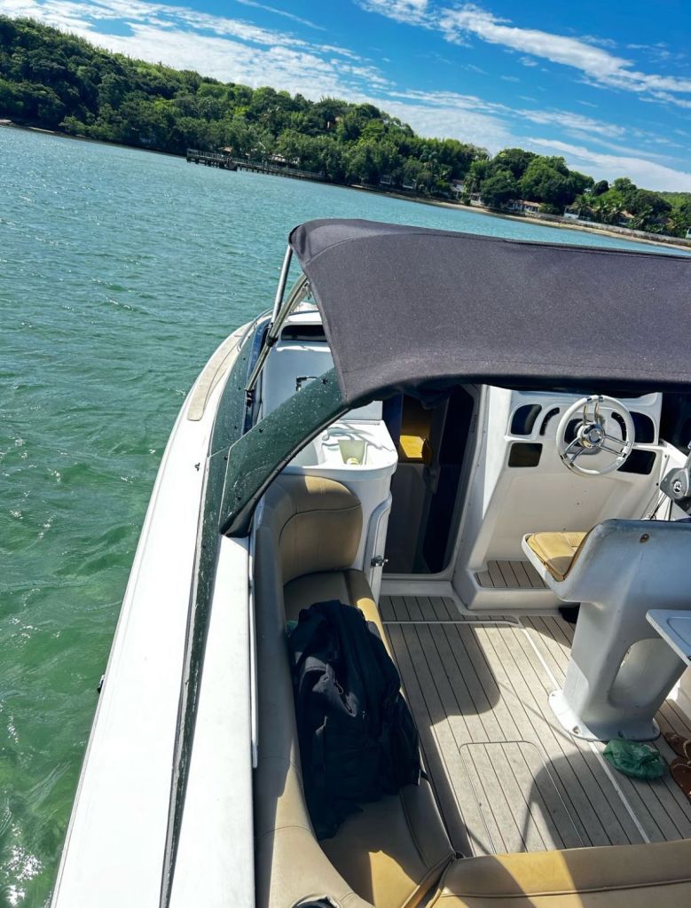 Vista traseira da Lancha Jade com toldo aberto