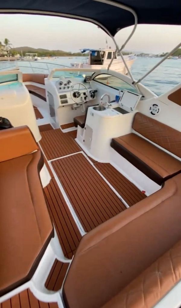 Painel de comando e assentos da lancha Talakas