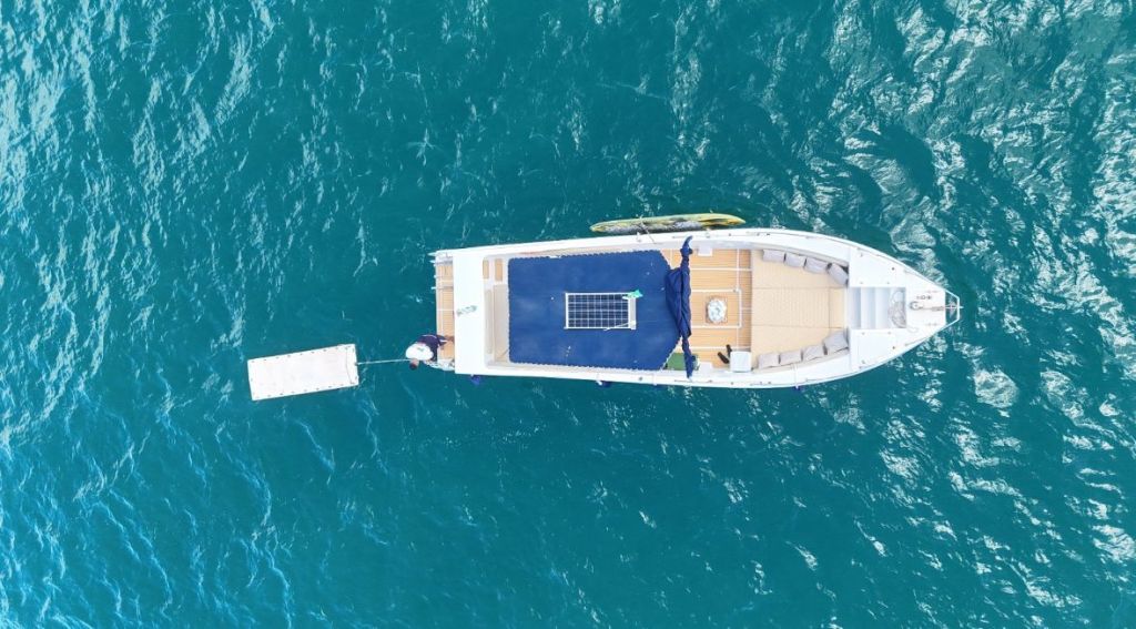 Lancha CF 34 pés ancorada no mar cristalino de Búzios