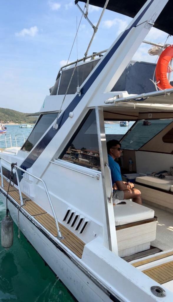 Escada de acesso da lancha Nhoa 38 pés em Búzios com passageiros a bordo