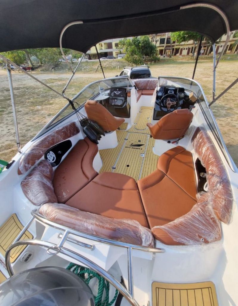 Área de proa da lancha FS com bancos almofadados e espaço para relaxar